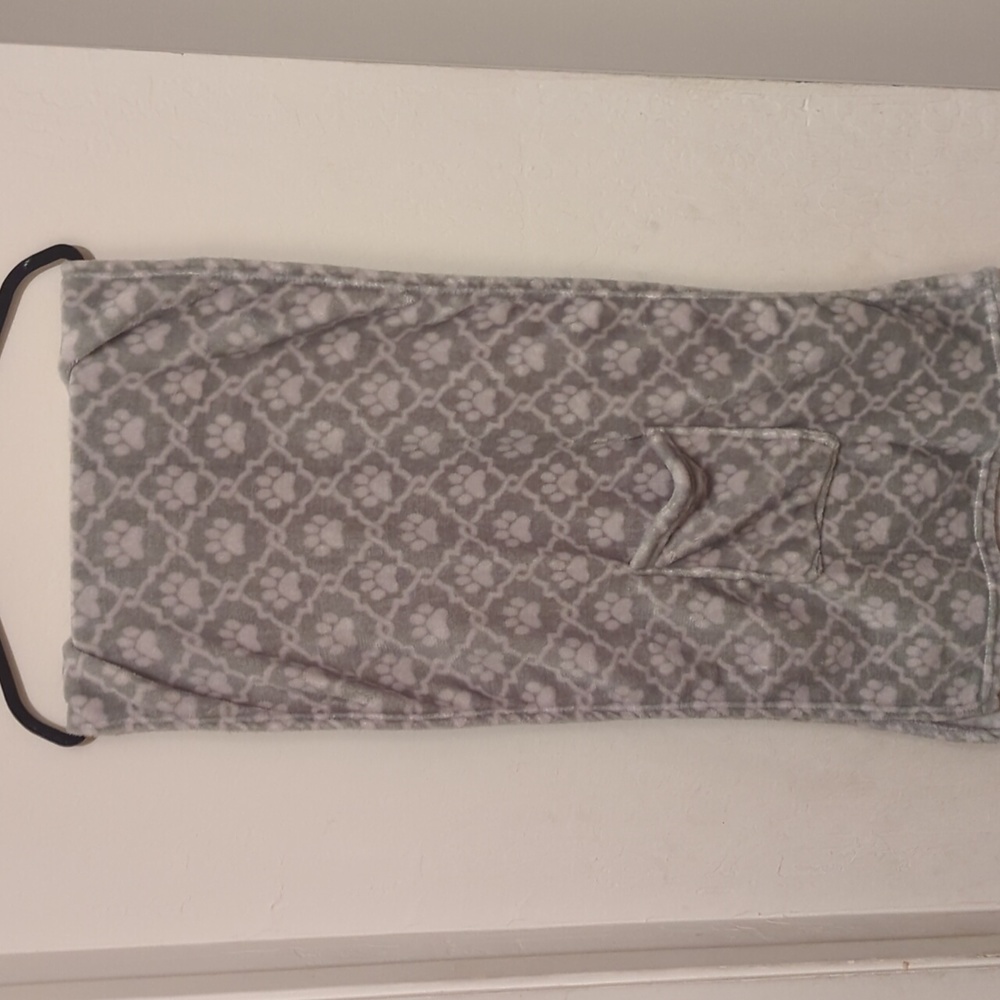 The animal rescue site scarf with paw prints green white